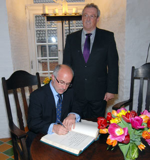  José Juan Durán firma en el Libro de Oro del Ayuntamiento, junto al alcalde.