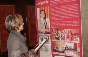 Una asistente al acto ante uno de los paneles de la exposición