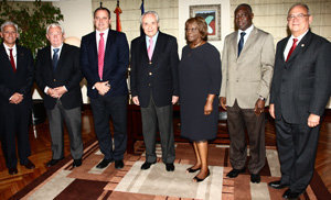 Alvelo (1) y Ónega (4) con los embajadores de Venezuela, Cuba, Guinea Ecuatorial, Guinea Bissau y Chile