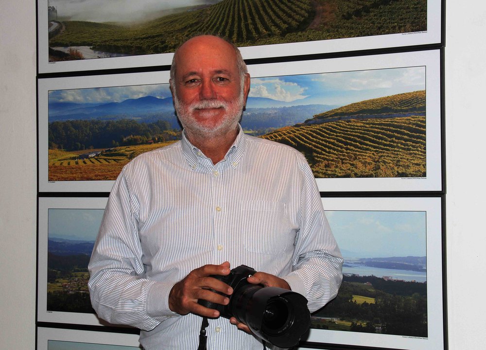 Xurxo Lobato con algunas de sus fotos panorámicas 