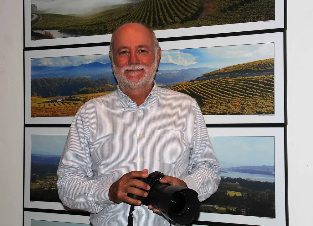 Xurxo Lobato con algunas de sus fotos panorámicas