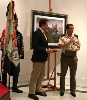 5. El coronel Miguel Hernández Turiño agradece al pintor la entrega de EL HÉROE DE PAVÍA