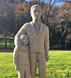 Escultura Emigración Mos