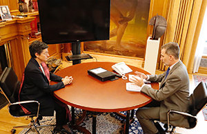 Su Majestad el Rey durante su despacho con la ministra de Asuntos Exteriores, Unión Europea y Cooperación, Arancha González Laya