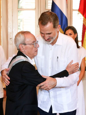 Don Felipe felicita al historiador de la ciudad de La Habana, Eusebio Leal, tras imponerle la Gran Cruz de Carlos III  