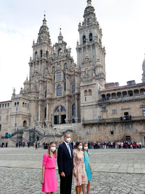 Sus Majestades los Reyes junto a Sus Altezas Reales la Princesa de Asturias y la Infanta Doña Sofía en la Catedral de Santiago de Compostela 