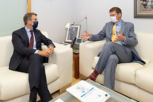 O presidente da Xunta, Alberto Núñez Feijóo, reúnese co embaixador do Reino Unido, Hugh Elliott, no seu despacho do Parlamento de Galicia. Santiago de Compostela, 28/9/2021.