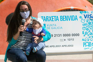 A conselleira de Política Social, Fabiola García, conversa con dúas familias beneficiarias da Tarxeta Benvida na presentación do novo deseño.