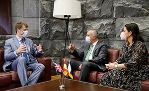 Víctor Torres con embajador británico 2