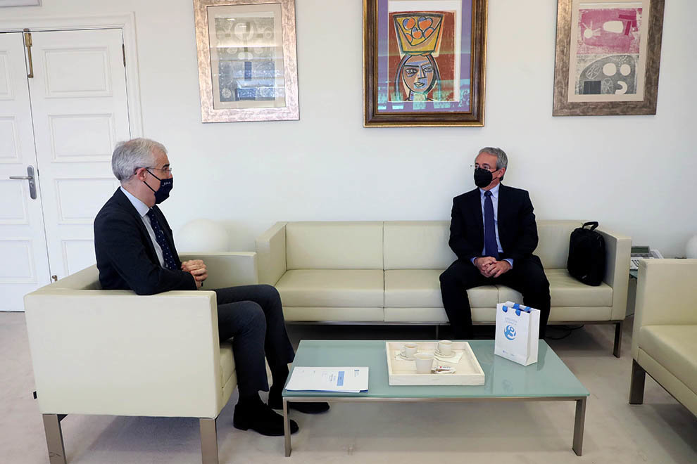 Francisco Conde se reune con el embajador de Eslovenia.