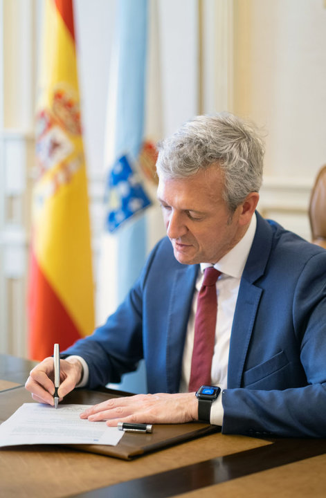 O presidente da Xunta de Galicia, Alfonso Rueda, asina o decreto de formación do Goberno galego. Pazo de Raxoi. 15/05/22.