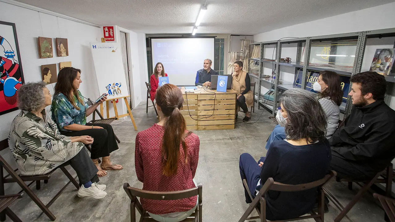 O director xeral de Comercio e Consumo, Manuel Heredia, mantén un encontro con artesáns para informar das axudas para o fomento da comercialización deste sector.