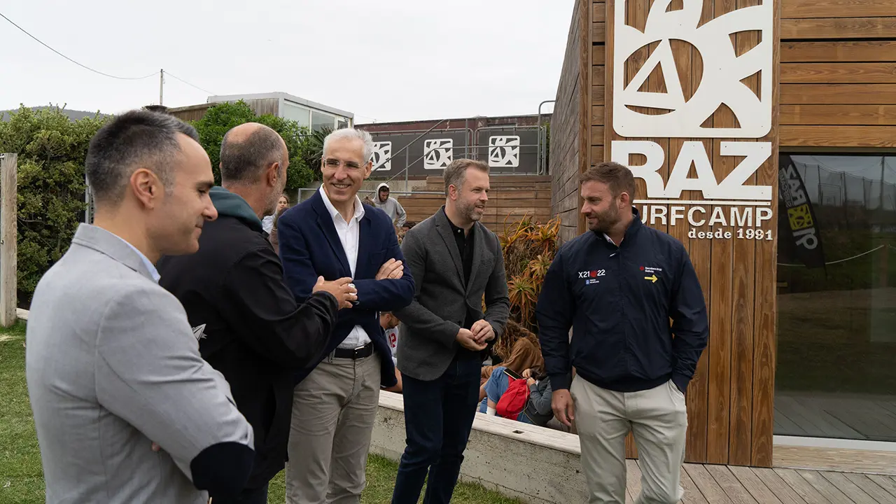 Carballo. A Coruña
O vicepresidente primeiro e conselleiro de Economía, Industria e Innovación, Francisco Conde, acompañado polo delegado territorial da Xunta de Galicia na Coruña, Gonzalo Trenor, visita as instalacións da compañía Raz SurfCamp, participante no programa Galicia Exporta Dixital.
05/08/2022
Foto: Moncho Fuentes / AGN A Coruña