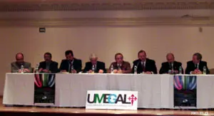 Castro Varela –cuarto por la izda.– y Antonio Cortés –sexto por la izda.–, durante la firma del convenio. / Astron Consultores