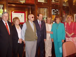 El presidente de la Diputación, Rafael Louzán, junto a su tío, y allegados al Hogar Español.