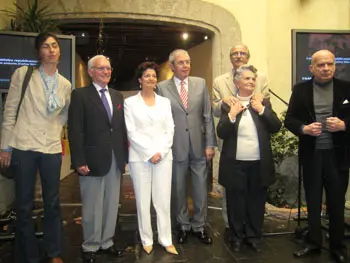 Touriño, su esposa y el embajador posan con los representantes de las asociaciones de exiliados. / L. POLO