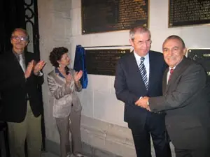 Luis Piñeiro felicita a Touriño tras descubrir la placa que da fe de su visita al Centro Gallego de México. / L. POLO