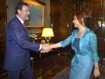 Rajoy saluda a la nueva presidenta de Argentina, al inicio de su reunión. / G.M.