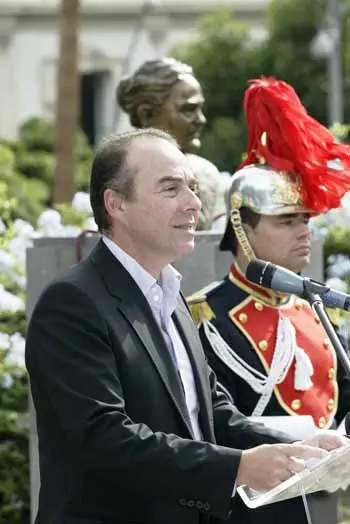 Miguel Zerolo, durante su discurso, junto al busto de Leonor Pérez Cabrera.