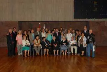 Foto de familia de toda la expedición con el presidente Rivero y el viceconsejero Plasencia.