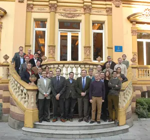 El director de la Fundación, Graciano García, posa con los participantes en la reunión celebrada el pasado año. / FPA