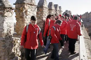 Los participantes en el Programa \'Patrimonitos\' recorren el adarve de la muralla de Ávila