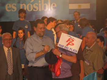 Rajoy firma un autógrafo a un simpatizante del PP de Mar del Plata.