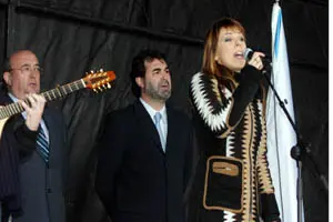 Anxo Quintana acompaña a Susana Seivane en la interpretación del himno en el homenaje de Ponteceso.