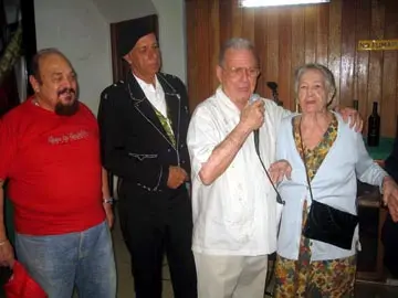 El doctor Juan Solar agasajó a la nativa de 88 años Ángela Fernández. / F. CARRIÉ