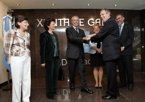 El presidente Touriño saluda al embajador Estrella, durante la inauguración de la Delegación de la Xunta en Argentina.