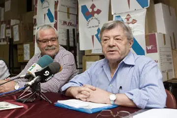 Ricardo Villares –en primer término– espera el apoyo de los vecinos para ayudar a los desfavorecidos.