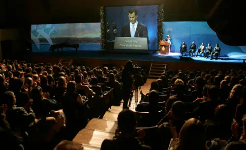 La clausura del ‘Reencuentro en la Patria Querida’ reunió a cientos de personas en el Auditorio de Oviedo.