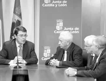 El consejero de Interior y Justicia, Alfonso Fernández Mañueco, y varios de los miembros del Consejo de Emigración.