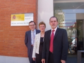 De dcha. a izda., Agustín Torres, Consuelo Rumí y Francisco Ruiz, ante la Oficina del Retorno el día de su inauguración.
