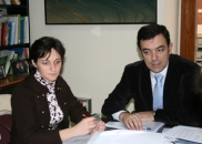 La directora de la Agencia Asturiana de Emigración, a la izquierda, durante la presentación.