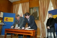 El vicepresidente Quintana y el ministro Caldera firman el acuerdo entre ambas administraciones.