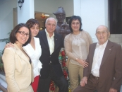 Cañotas, en el Centro Orensano, junto a Xuxo Vázquez, presidente del centro, y autoridades de la Consellería de Traballo, con el gaitero hecho por él detrás.