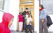 El padre Juan Trujillano, rodeado por niños del colegio ‘La Inmaculada’ de Armenteros.