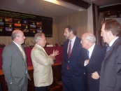 El conselleiro de Economía, Fernández Antonio (C), conversa con José Manuel Caneiro, de Caixa Galicia, en presencia de Manuel Luis Rodríguez (1º izda.), y de Antonio Fontenla (2º dcha.), en el último congreso celebrado en Montevideo.