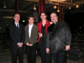 De izda. a dcha., el cónsul, Francisco Javier Collar; las directoras del Goethe y del Cervantes, Anita Stapel y Helena Cortés; y el tenor Julio Fernández.
