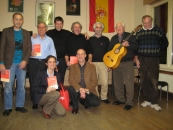 Javier Moreno con Eugenio Muñoz y militantes del PSOE Frankfurt.