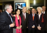 El ministro Moratinos (3º por la izda.), junto a algunos de los asistentes al acto de inauguración del nuevo consulado.