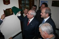 Areces descubre una placa en el Centro.