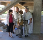 María José Ramos y la comitiva visitanel aparcamiento en obras.