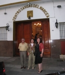 La consejera, en la entrada de la sede del Centro.