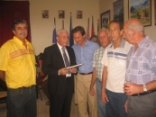 Carmelo González conversa con Peláez durante la toma de posesión.