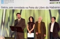 Anxo Quintana, durante la presentación, acompañado por Ánxela Bugallo y José Neira Vilas.