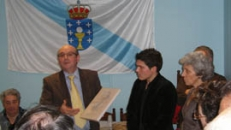El secretario xeral entregó un obsequio a la directiva de la Casa de Galicia.
