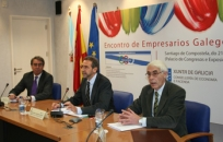 El conselleiro Fernández Antonio –en el centro–, durante la presentación del Encontro de Empresarios.