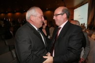 El presidente de la Asociación de Empresarios Gallegos en Argentina, Osvaldo Méndez, saluda a Manuel Luis Rodríguez.